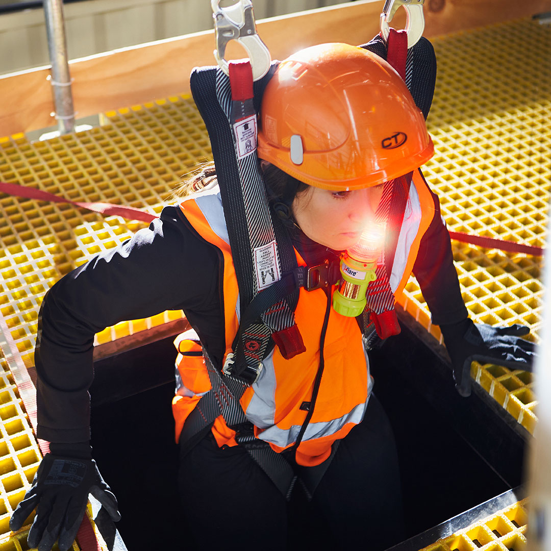 Person in safety gear with a helmet and harness on a yellow platform - imagen 6