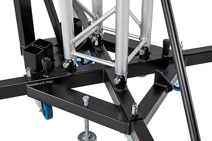 Detailed view of the rigid black steel base joints, locking pins, transport wheels, and adjustable leveling feet supporting the Kuzar K-10 tower lift. - imagen 6