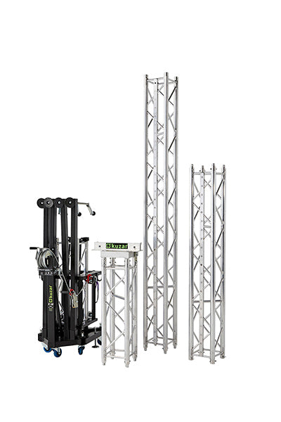 Unassembled components of the Kuzar K-10 tower lift, showcasing the folded compact base unit alongside individual modular 30x30 cm square truss profiles. - imagen 3