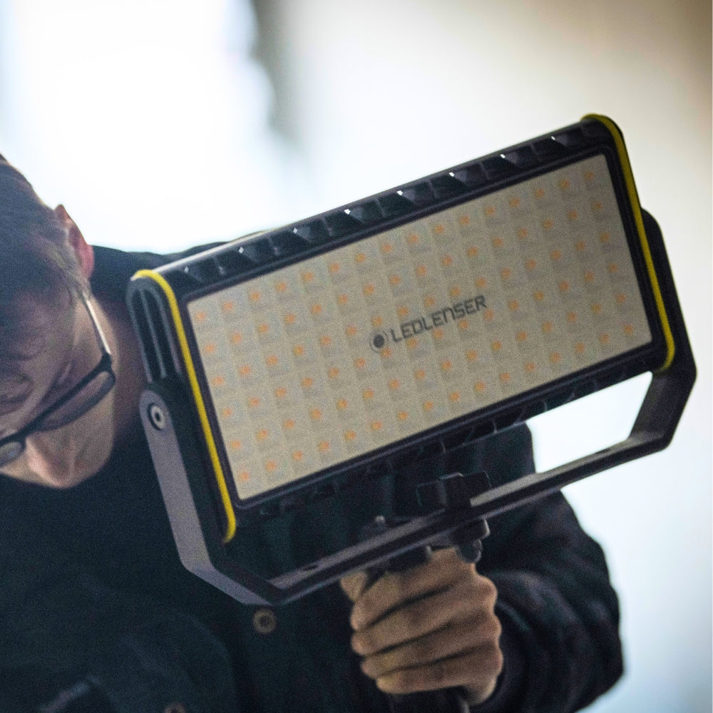 Foco reflector de área recargable LEDLENSER AF12R WORK: linterna frontal LEDLENSER H3.2: superventas con brillo de alto rendimiento y mecanismo de una sola mano. ☼ : 120 lúmenes 🕒 : 60 horas ➠ : 100 metros. – Ya disponible en MTN Shop EU. - imagen 5