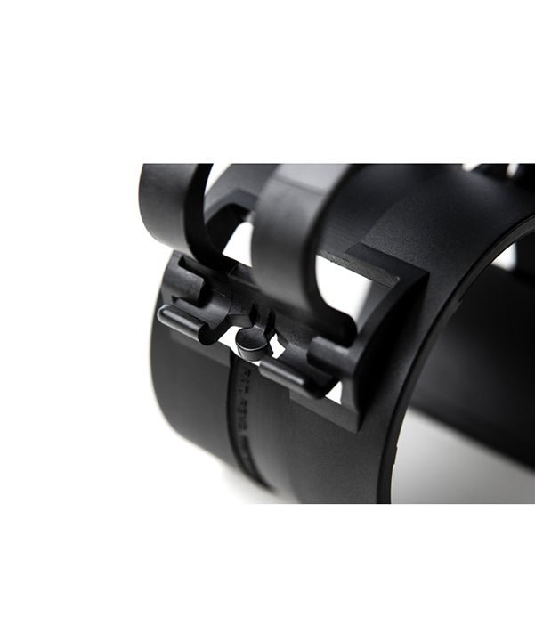 AED Rigg Snap Light - Truss Cable Management Piece (25-pack) - AED Snap Light är en multifunktionell truss-tillbehör som är otroligt enkel att använda. Snap har två funktioner: Kabelguide - Snap kan fästas på en fackverk och en kabel kan matas genom en plastkrok så att kabeln håller sig jämnt med fackverket. Alternativt kan ett gummiband användas. Protect The Truss - The Snap kan också skydda truss från friktion av stålkablar. Finns i svart och silver. – Nu tillgänglig på MTN Shop EU. - imagen 4