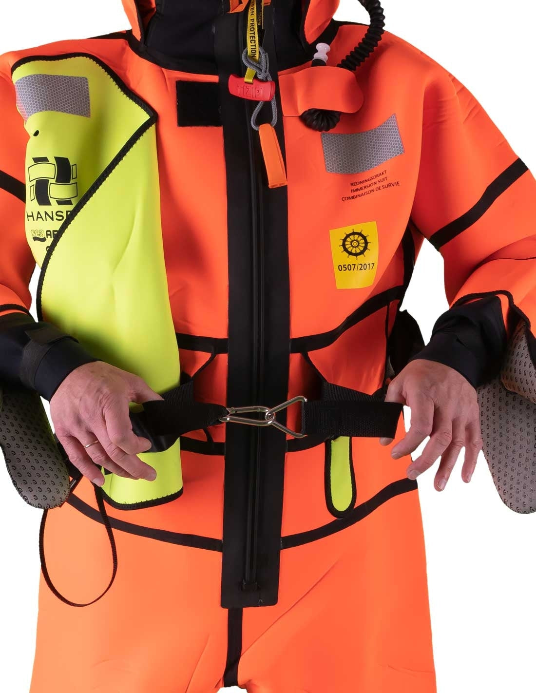 Hansen Protection SeaArctic Taucheranzug 82607– SeaArctic is a further development of our SeaNordic suit with some important additional features. The suit has a certified, integral self-righting device that turns the wearer around to the correct face-up flotation position, even if the wearer is unconscious. The user can also manually inflate the bladder in the hood for increased water tightness around the face, improved flotation and freeboard. The suit has a 6-hour certification and can be used without a l - imagen 8