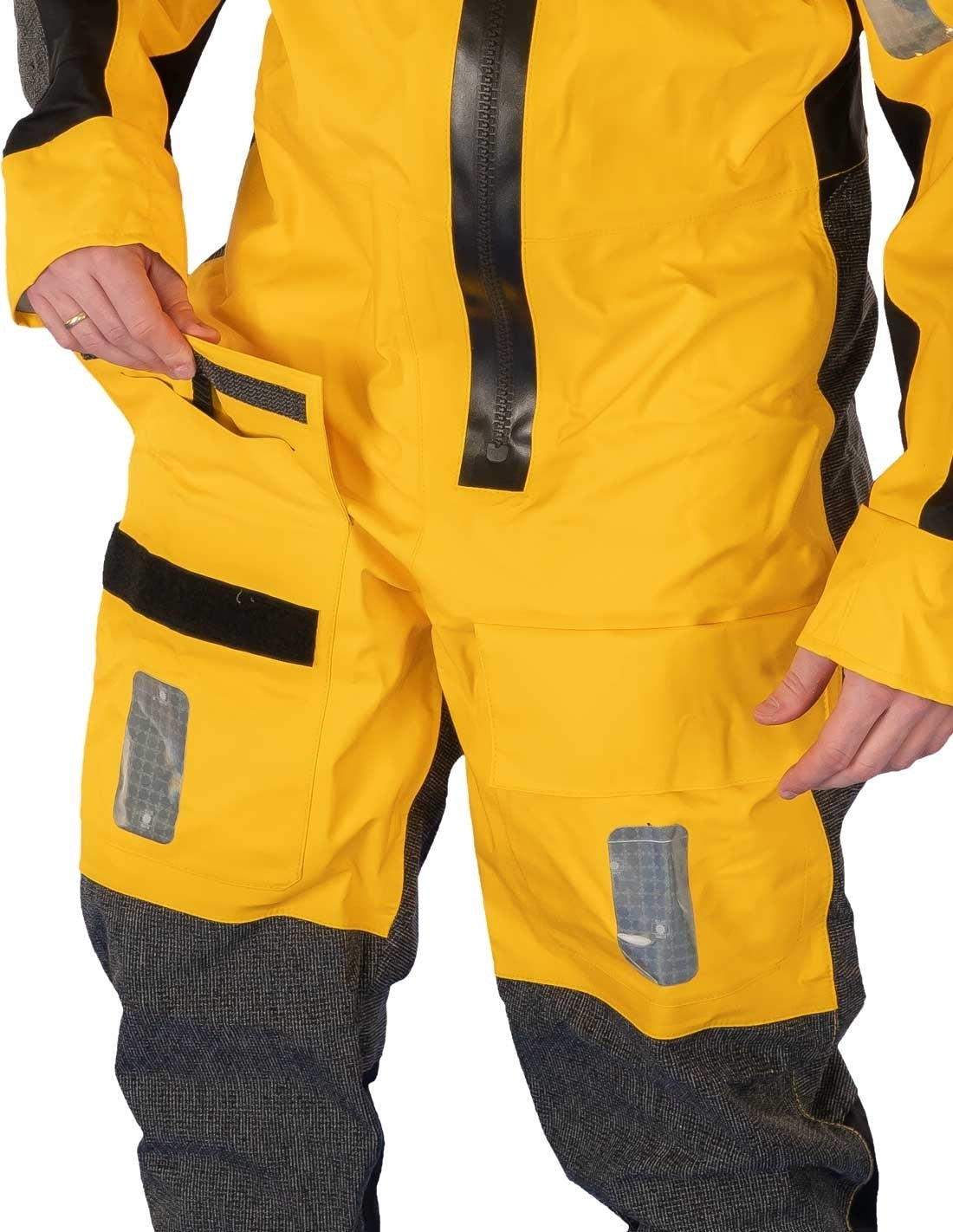 Hansen SeaBreeze CTV work suit with socks 85386 (MOQ: 50 pieces)– A robust, light weight 1-hour work and survival suit for difficult and demanding environments. Designed with focus on ergonomics and comfort, it allows 100% freedom of movement. Made of durable super-breathable material. The suit is ideal for use on board merchant vessels and for transport to and from sea wind farms. For easy integration of safety equipment such as a harness and/or lifejacket, the suit is clean on the chest and back. It has r - imagen 5