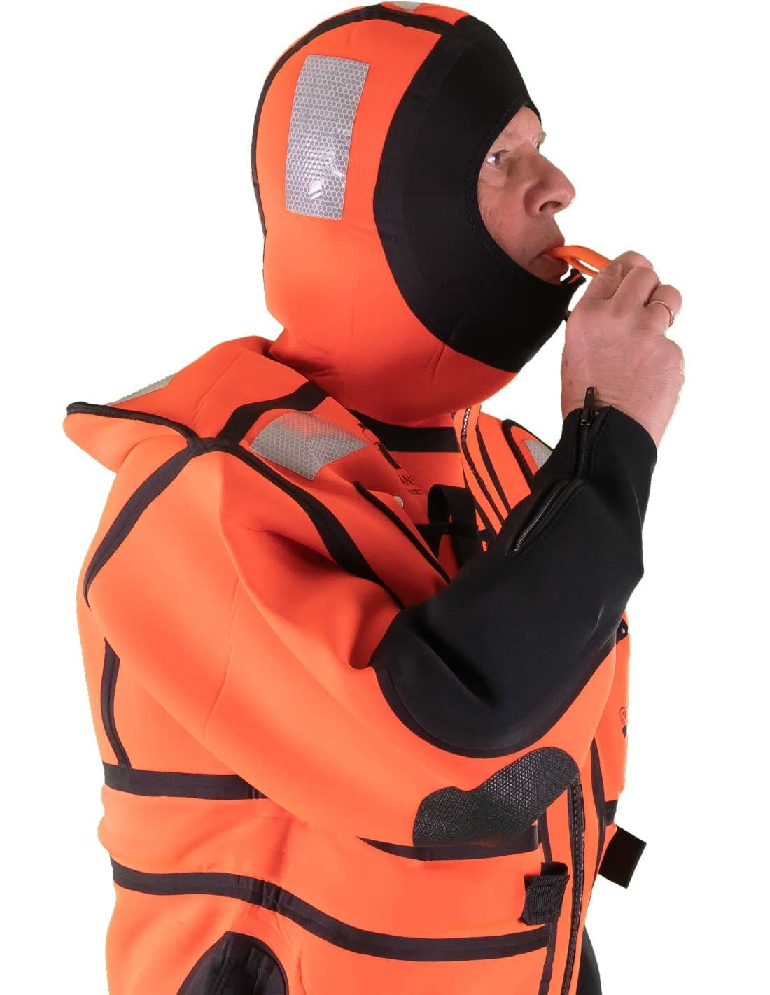 Hansen Protection SeaMob Anti Exposure Suit AES 82650– A suit specifically designed for rescue personnel on evacuation of ships and for use in MOB boats. SeaMOB is manufactured in 3 mm flame retardant, waterproof neoprene that provides insulation and buoyancy and is certified for use without lifejacket. The suit has an integrated, manual inflatable lung for proper flow position and increased freeboard. Fixed neoprene boots on the suit can be used in combination with fins. – Now available at MTN Shop EU. - imagen 5