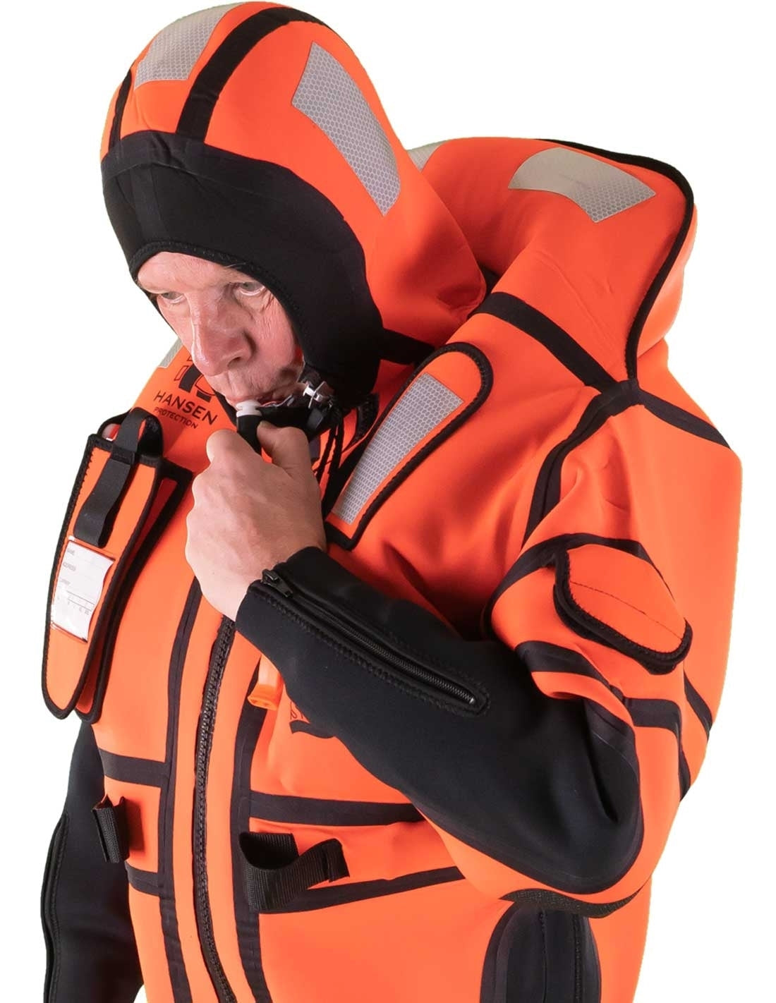 Hansen Protection SeaMob Anti Exposure Suit AES 82650– A suit specifically designed for rescue personnel on evacuation of ships and for use in MOB boats. SeaMOB is manufactured in 3 mm flame retardant, waterproof neoprene that provides insulation and buoyancy and is certified for use without lifejacket. The suit has an integrated, manual inflatable lung for proper flow position and increased freeboard. Fixed neoprene boots on the suit can be used in combination with fins. – Now available at MTN Shop EU. - imagen 8