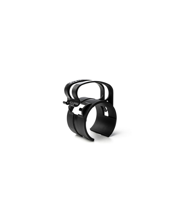 AED Rigg Snap Light - Truss Cable Management Piece (25-pack) - AED Snap Light är en multifunktionell truss-tillbehör som är otroligt enkel att använda. Snap har två funktioner: Kabelguide - Snap kan fästas på en fackverk och en kabel kan matas genom en plastkrok så att kabeln håller sig jämnt med fackverket. Alternativt kan ett gummiband användas. Protect The Truss - The Snap kan också skydda truss från friktion av stålkablar. Finns i svart och silver. – Nu tillgänglig på MTN Shop EU.