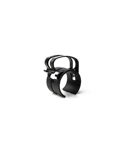 AED Rigg Snap Light - Truss Cable Management Piece (25-pack) - AED Snap Light är en multifunktionell truss-tillbehör som är otroligt enkel att använda. Snap har två funktioner: Kabelguide - Snap kan fästas på en fackverk och en kabel kan matas genom en plastkrok så att kabeln håller sig jämnt med fackverket. Alternativt kan ett gummiband användas. Protect The Truss - The Snap kan också skydda truss från friktion av stålkablar. Finns i svart och silver. – Nu tillgänglig på MTN Shop EU.