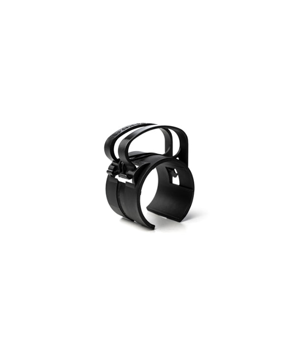 AED Rigg Snap Light - Truss Cable Management Piece (25-pack) - AED Snap Light är en multifunktionell truss-tillbehör som är otroligt enkel att använda. Snap har två funktioner: Kabelguide - Snap kan fästas på en fackverk och en kabel kan matas genom en plastkrok så att kabeln håller sig jämnt med fackverket. Alternativt kan ett gummiband användas. Protect The Truss - The Snap kan också skydda truss från friktion av stålkablar. Finns i svart och silver. – Nu tillgänglig på MTN Shop EU. - imagen 2
