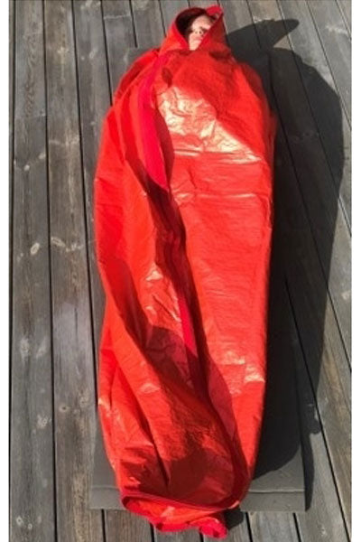 Hansen Protection Ascomedic MS Emergency Bag FZ 85600– First Aid emergency blanket. Helping the injured to retain body heat. Wind and waterproof material, FR tested in accordance with LSA-Code requirements for immersion suits. Fitted with full length zipper. Packed in transparent vacuum bag for minimal size. – Now available at MTN Shop EU. - imagen 5
