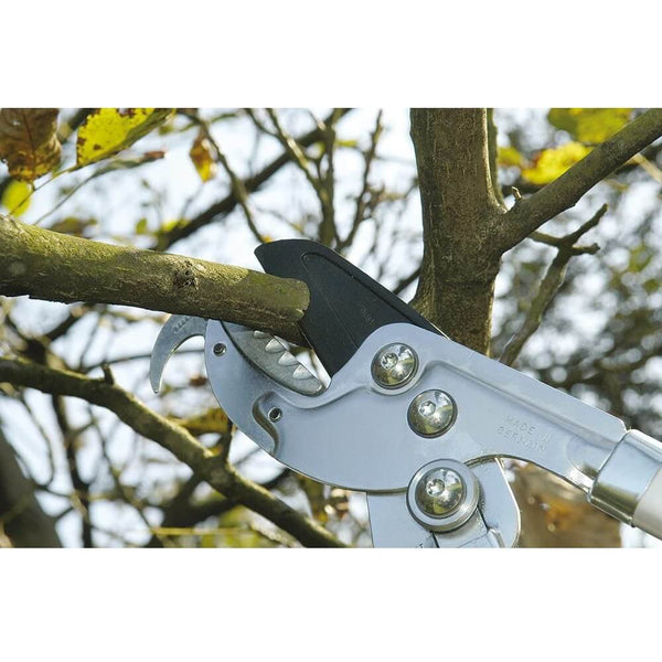 Berger Lopper 4255– Berger lopping shears are well thought out up to the last detail. Made in German with KwF seal of approval for use in the forestry sector, the tool is great for cutting fresh greenery. – Now available at MTN Shop EU.