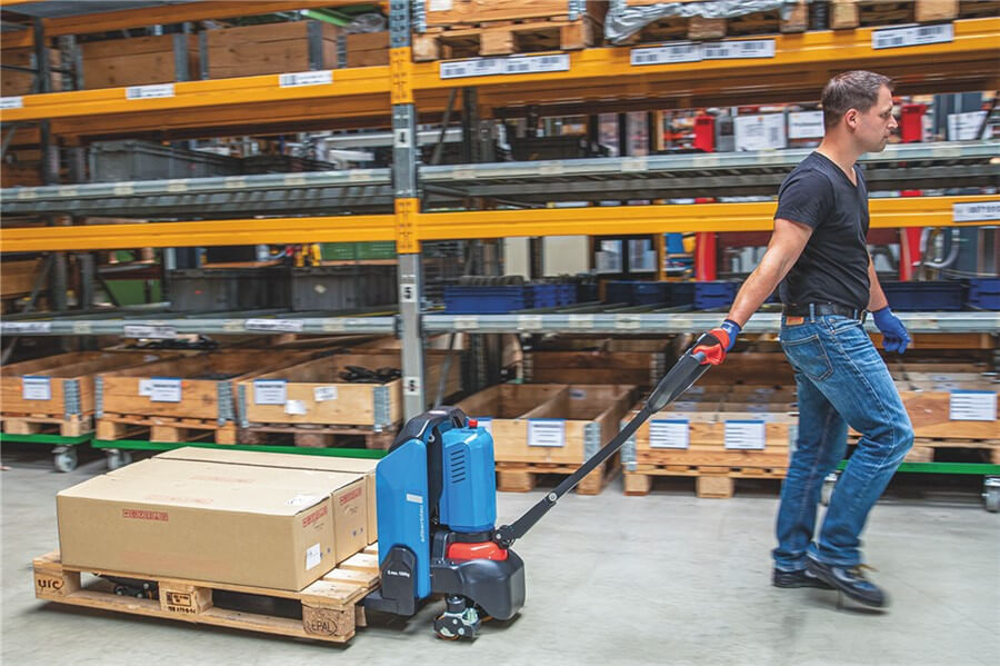 Pfaff-silberblau elektrisk palltruck (EGU 15E Li-ION) 1500kg– Kapacitet 1500 kg. Kompakta mått & enkel hantering. Idealisk för transport av pallat gods på jämn mark, över korta sträckor. Snabb och internationell leverans nu! – Nu tillgänglig på MTN Shop EU. - imagen 4