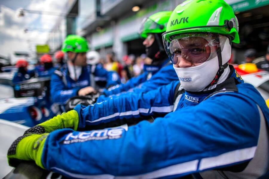 Casco KASK SuperPlasma PL Hi-Viz: el casco KASK Super Plasma Hi-Viz está diseñado específicamente para quienes trabajan en altura. Con una capa exterior fluorescente, este casco es imprescindible para quienes trabajan en áreas donde la alta visibilidad es importante. Compra ahora. – Ya disponible en MTN Shop EU. - imagen 10
