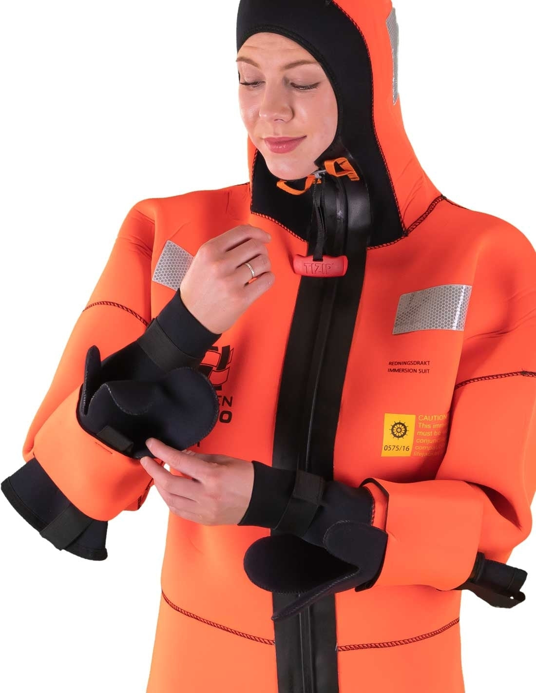 Hansen Protection SeaEco Wet Suit 82603– SeaEco is one of our best-selling standard immersion suits. The suit is manufactured in 5mm flame-retardant neoprene and our focus has been on quality and safety. SeaEco is a 6-hour immersion suit that must be used with certified lifejacket. SeaEco can be supplied individually vacuum packed and takes up little space. It is ideal for vessels destined for cold water regions and that already have certified lifejackets on board. – Now available at MTN Shop EU. - imagen 6