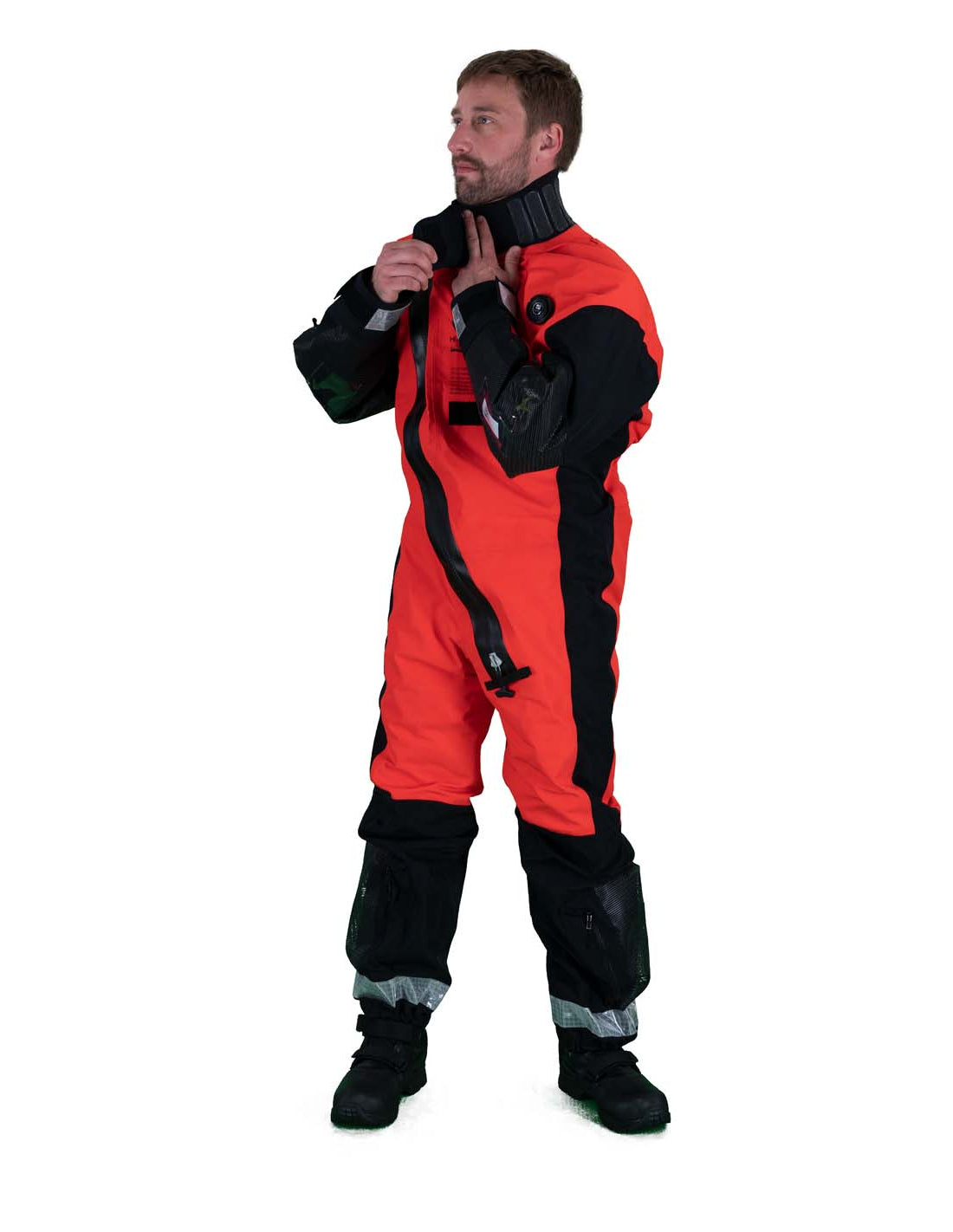 Hansen Protection SeaWind ETSO Suit III with Adjustable Neck Seal 85533– Comfortable suit for demanding conditions. Designed with focus on ergonomy, weight and comfort without compromise. SeaWind has been certified according to SOLAS-, ISO- and EASA-requirements (triple certified). As such it has been approved for most any demanding work situation. No other survival suit can claim to be suitable for such a wide range of applications as the SeaWind concept. The suit is approved for work, shipping and helicop - imagen 6