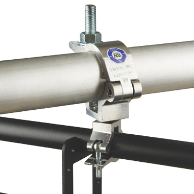 La flèche à bras oscillant Doughty Sixtrack serre les tubes de 48 à 51 mm de diamètre sur un tube supérieur de 25 mm de diamètre. Fourni par MTN Shop EU