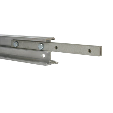Doughty Studio Rail - Verbindingsset – Een verbindingsset bestaat uit 2 verbindingsplaten, 1 verbindingspin en 4 bevestigingsmiddelen. Dankzij de Joint Pin kunnen de railuiteinden tijdens de installatie worden ondersteund en precies worden uitgelijnd voor soepel lopende wagens. – Nu verkrijgbaar bij MTN Shop EU.