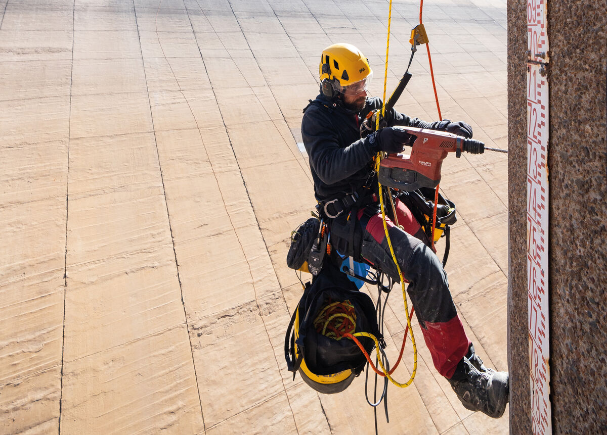 Asap'Sorber Axess keeps the rope at a distance to free up workspace. - imagen 3