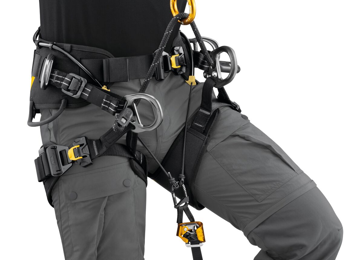 Knee Ascent Kit: Connecting the two ends of the elastic band centers the rope clamp, doubles the tension of the elastic band, and makes ascending more efficient. - imagen 3