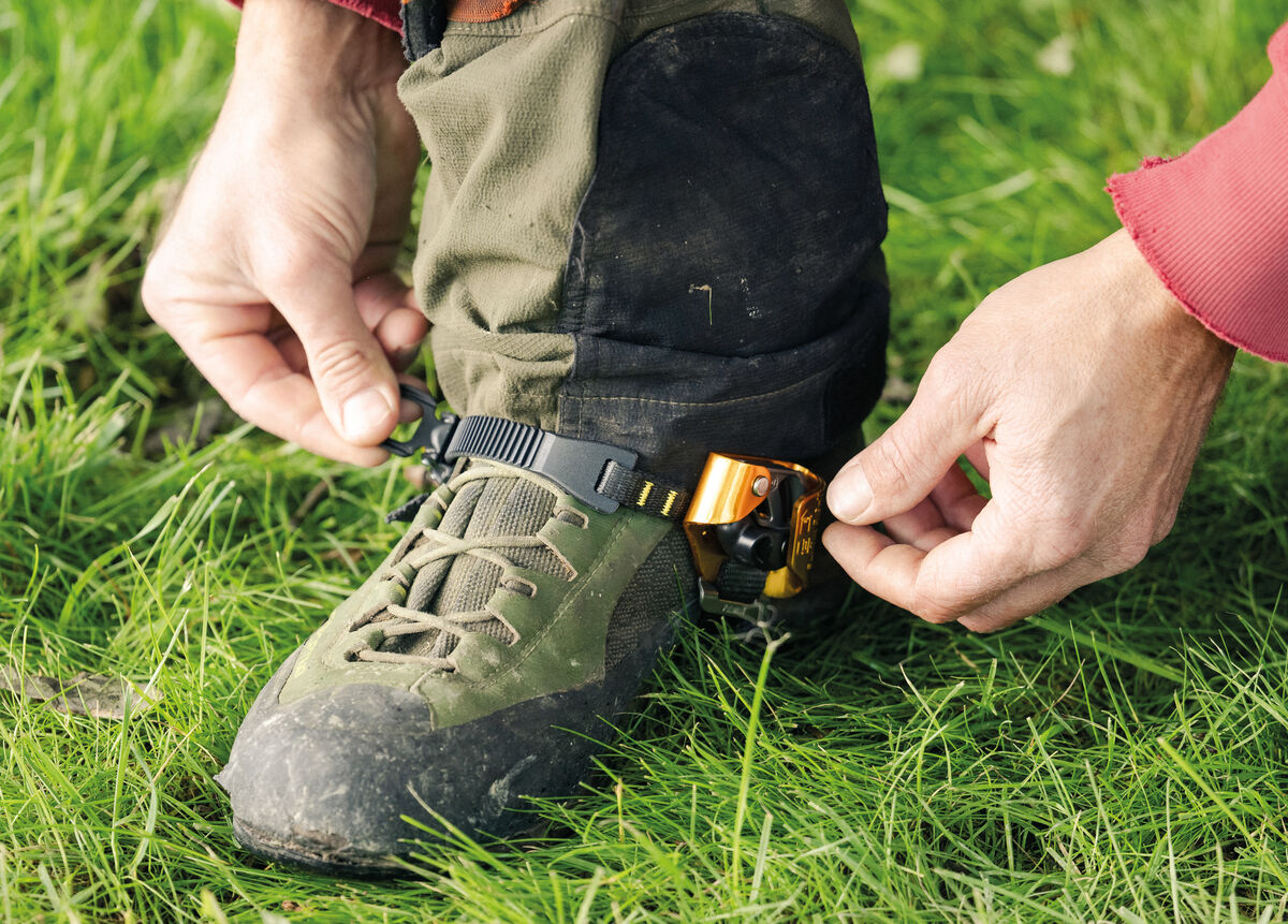 Patin Click: equipped with a ratchet buckle and ladder strap that provides precise adjustment and optimal fit throughout the workday. - imagen 5