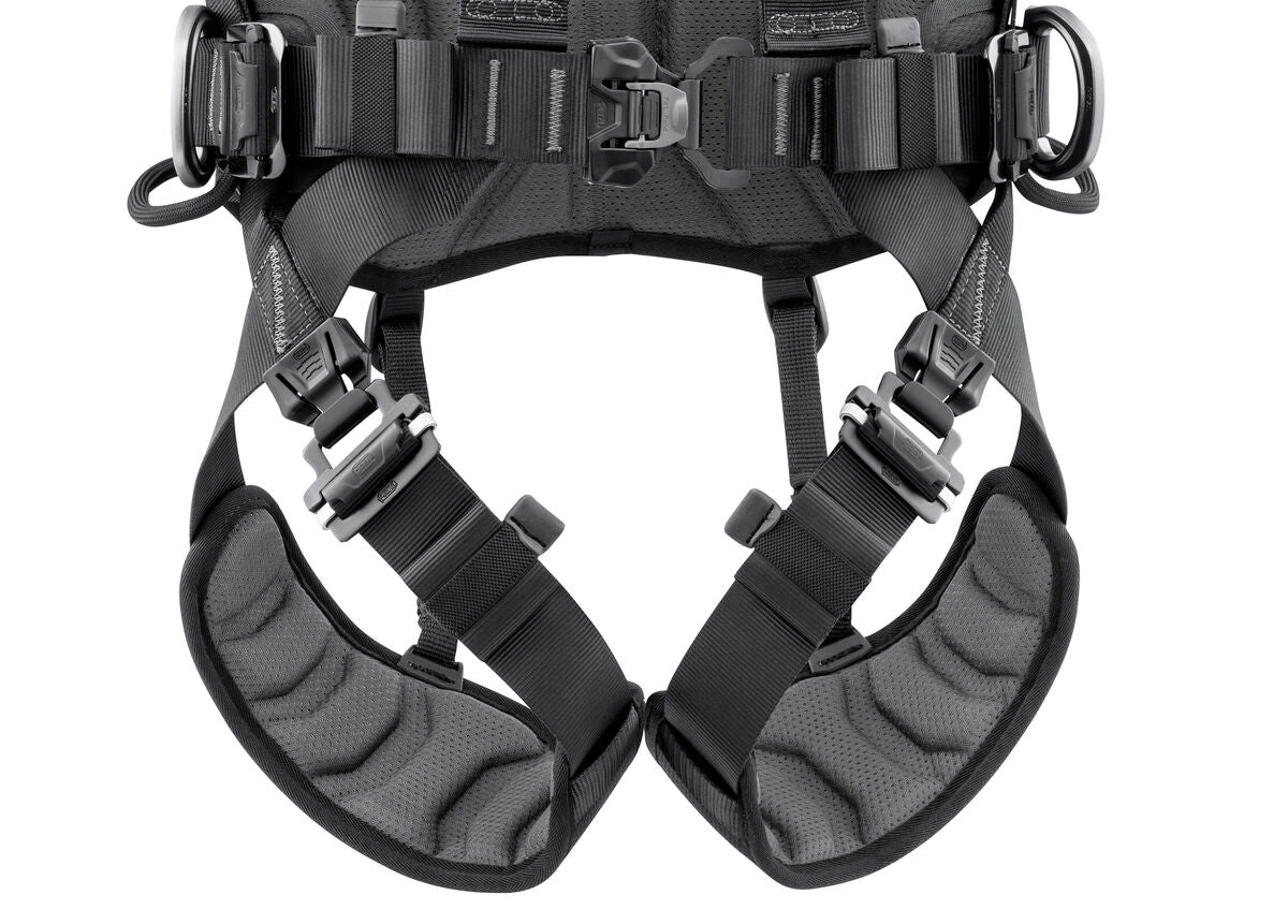 VOLT European Version: Fast opening buckles on the waistbelt and leg loops make it possible to quickly don the harness with feet on the ground - imagen 4