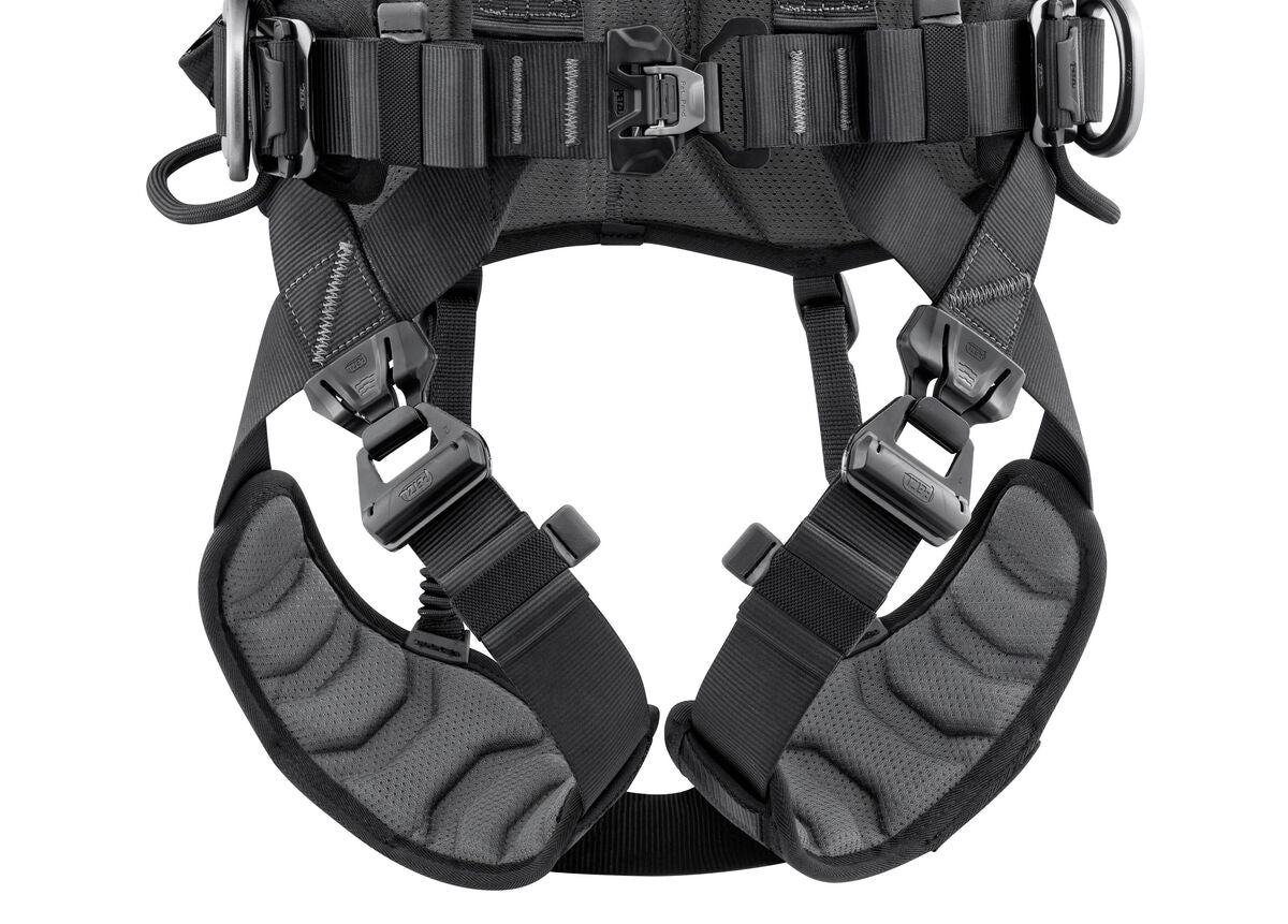 VOLT International Version: Fast opening buckles on the waistbelt and leg loops make it possible to quickly don the harness with feet on the ground - imagen 4