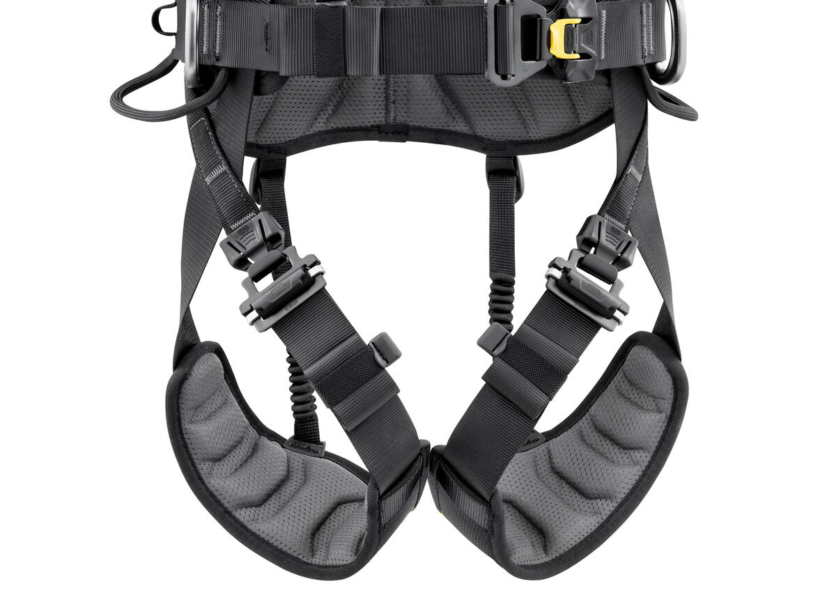 VOLT LIGHT European Version: Fast opening buckles on the waistbelt and leg loops make it possible to quickly don the harness with feet on the ground - imagen 4