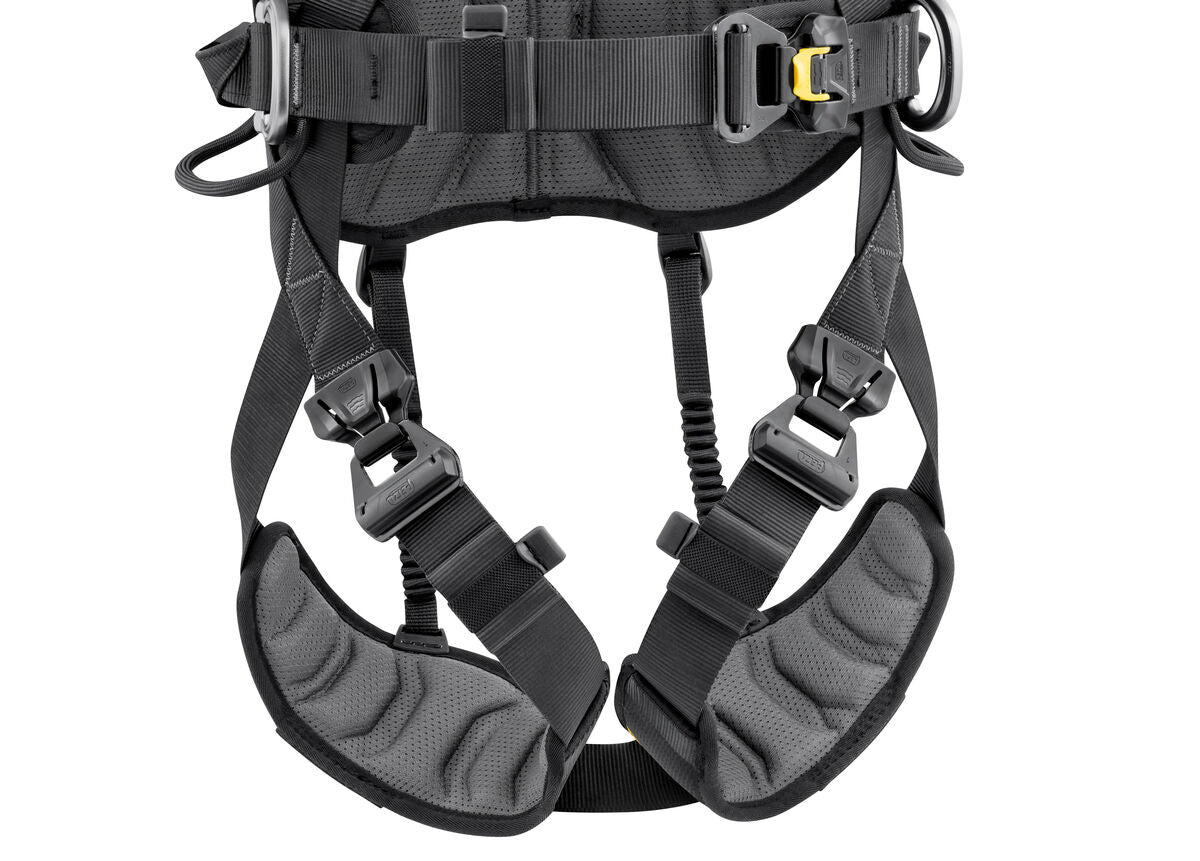VOLT LIGHT International Version: Fast opening buckles on the waistbelt and leg loops make it possible to quickly don the harness with feet on the ground - imagen 4