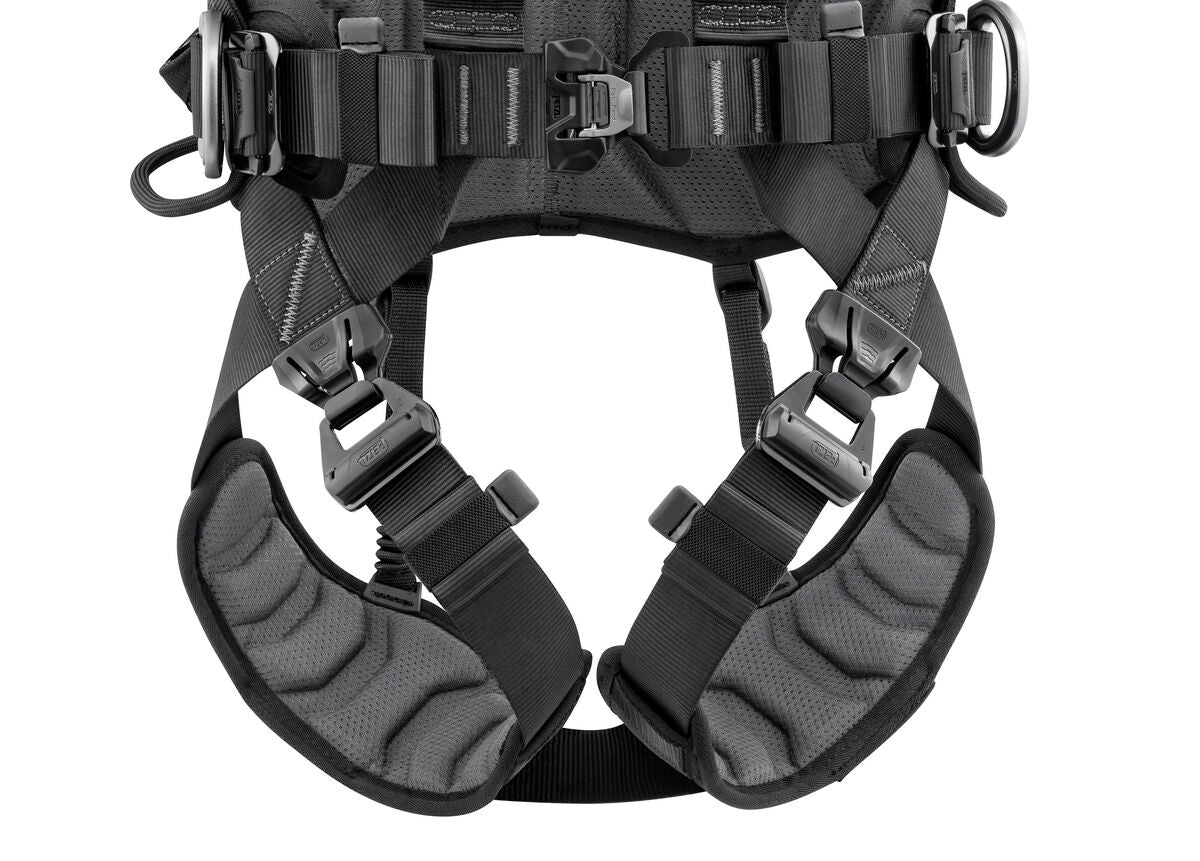 VOLT WIND International Version: Fast opening buckles on the waistbelt and le loops make it possible to quickly don the harness with feel on the ground - imagen 3
