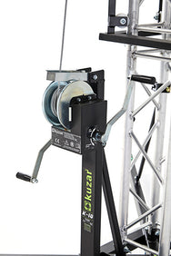 Close-up view of the heavy-duty manual steel-cable winch and safety brake handle mechanism mounted on the mast of the Kuzar K-10 tower lift. - imagen 5