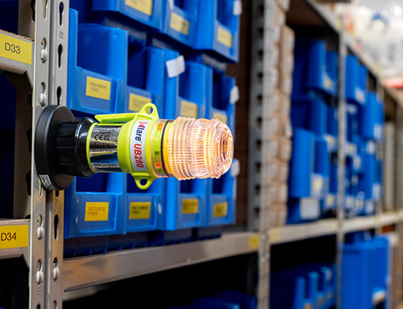 Eflare UB280 Series LED Safety Beacon mounted on warehouse shelving racking - imagen 4