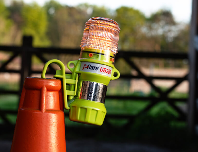 Eflare UB280 Series LED Safety Beacon attached to a traffic cone with cone clip outdoors - imagen 6