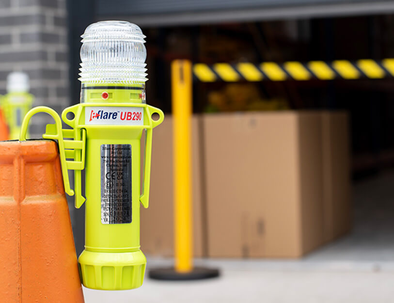 Eflare UB290 Series LED Safety Beacon placed near traffic cones and boxes in a warehouse setting - imagen 4