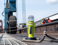 Eflare UB290 Series LED Safety Beacon positioned on a dockside platform with a worker in the background - imagen 5