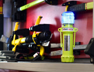 Eflare UB730 LED safety beacon illuminated blue, mounted alongside tools on a workbench - imagen 6