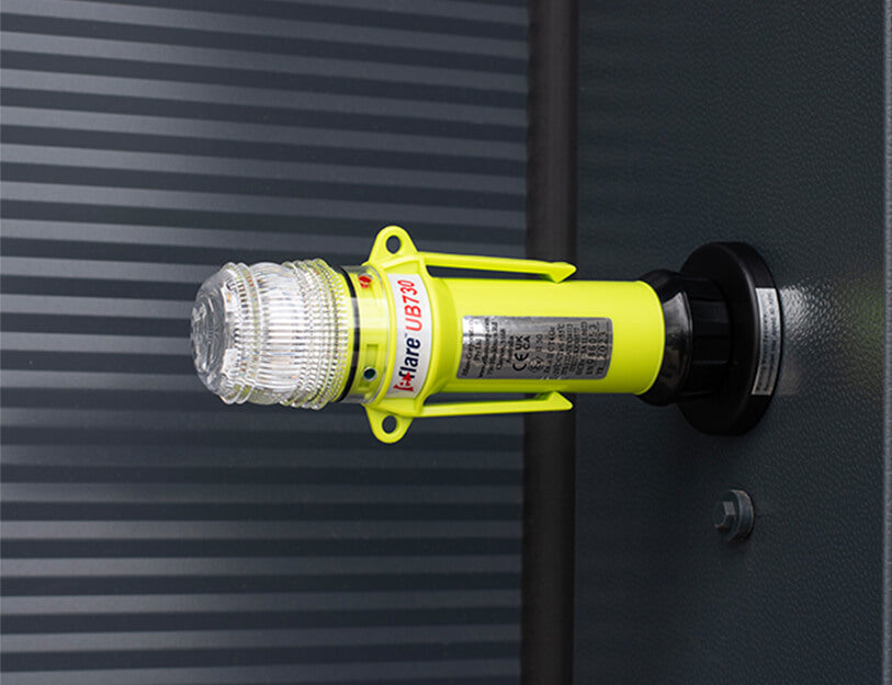 Eflare UB730 LED safety beacon mounted on an industrial control panel door - imagen 5