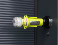 Eflare UB730 LED safety beacon mounted on an industrial control panel door - imagen 5