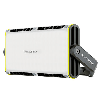 LEDLENSER AF12R WORK Uppladdningsbart område Flood Light– LEDLENSER Pannlampa H3.2: Bästsäljare med högpresterande ljusstyrka och en enhandsmekanism. ☼ : 120 lumen 🕒 : 60 timmar ➠ : 100 meter. – Nu tillgänglig på MTN Shop EU.