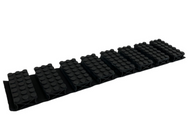 Tappetino in plastica nera con scanalature multiple su sfondo bianco