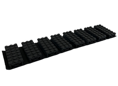 Tappetino in plastica nera con scanalature multiple su sfondo bianco