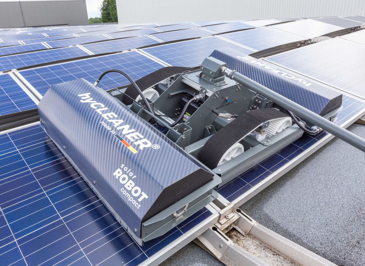 Robot per la pulizia del pannello solare su un pannello solare - imagen 6