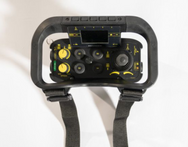 Dispositivo portatile nero con pulsanti di controllo e cinghie su sfondo bianco - imagen 6