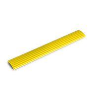 Defender OFFICE-kabelbeschermer - 4 kanalen – Antislip, ultraplatte kabelbeschermer met 4 kanalen en voorgeboorde montagegaten voor gebruik binnenshuis; Gemaakt in Duitsland – nu verkrijgbaar bij MTN Shop EU.