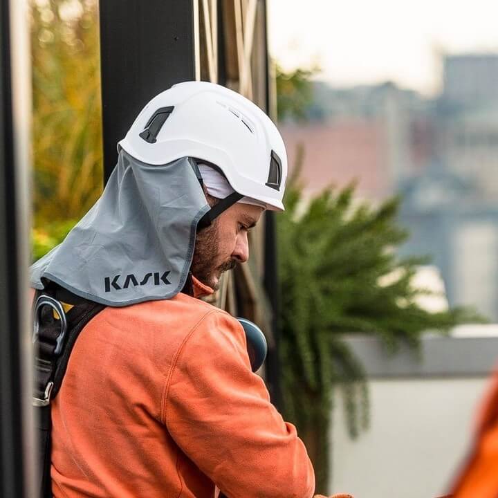 KASK Zenith Helmet Neck nyanser – Kompatibel exklusivt med Zenith Helmets, KASK Neck Shade, med UPF 50+, skyddar en individs nacke och öron från skadlig UV-exponering. Handla nu för KASK Neck Shade, tillgänglig i både grå och orange Hi-Viz. – Nu tillgänglig på MTN Shop EU. - imagen 3