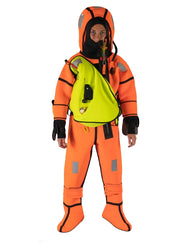 Hansen Protection SeaArctic Taucheranzug 82607– SeaArctic is a further development of our SeaNordic suit with some important additional features. The suit has a certified, integral self-righting device that turns the wearer around to the correct face-up flotation position, even if the wearer is unconscious. The user can also manually inflate the bladder in the hood for increased water tightness around the face, improved flotation and freeboard. The suit has a 6-hour certification and can be used without a l
