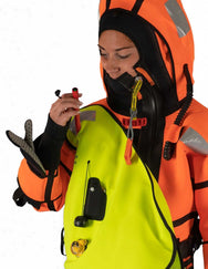 Hansen Protection SeaArctic Taucheranzug 82607– SeaArctic is a further development of our SeaNordic suit with some important additional features. The suit has a certified, integral self-righting device that turns the wearer around to the correct face-up flotation position, even if the wearer is unconscious. The user can also manually inflate the bladder in the hood for increased water tightness around the face, improved flotation and freeboard. The suit has a 6-hour certification and can be used without a l - imagen 4