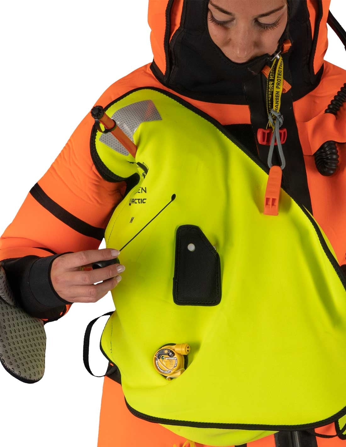 Hansen Protection SeaArctic Taucheranzug 82607– SeaArctic is a further development of our SeaNordic suit with some important additional features. The suit has a certified, integral self-righting device that turns the wearer around to the correct face-up flotation position, even if the wearer is unconscious. The user can also manually inflate the bladder in the hood for increased water tightness around the face, improved flotation and freeboard. The suit has a 6-hour certification and can be used without a l - imagen 7