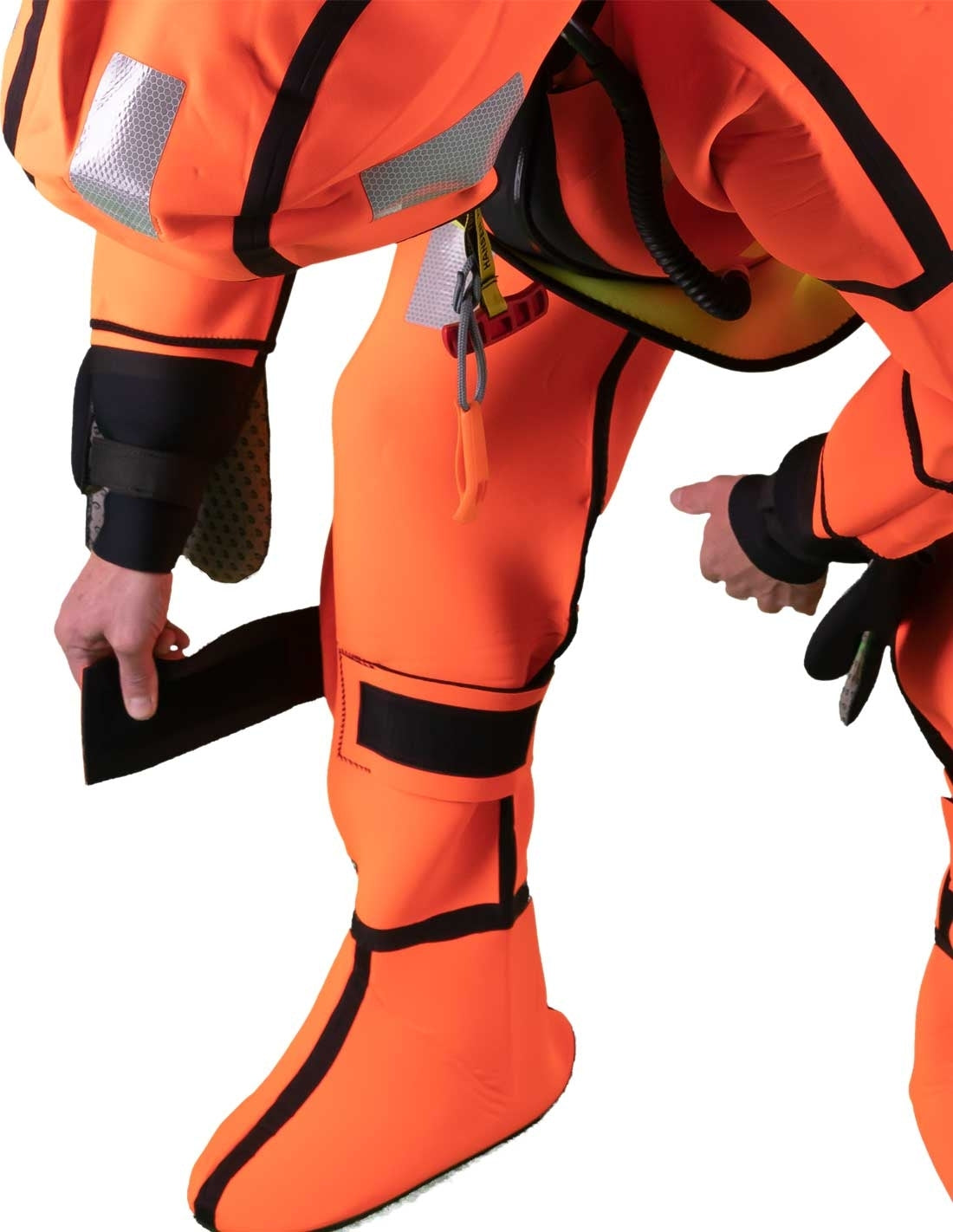 Hansen Protection SeaArctic Taucheranzug 82607– SeaArctic is a further development of our SeaNordic suit with some important additional features. The suit has a certified, integral self-righting device that turns the wearer around to the correct face-up flotation position, even if the wearer is unconscious. The user can also manually inflate the bladder in the hood for increased water tightness around the face, improved flotation and freeboard. The suit has a 6-hour certification and can be used without a l - imagen 6