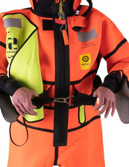 Hansen Protection SeaArctic Taucheranzug 82607– SeaArctic is a further development of our SeaNordic suit with some important additional features. The suit has a certified, integral self-righting device that turns the wearer around to the correct face-up flotation position, even if the wearer is unconscious. The user can also manually inflate the bladder in the hood for increased water tightness around the face, improved flotation and freeboard. The suit has a 6-hour certification and can be used without a l - imagen 8