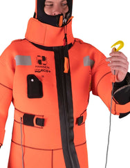 Hansen Protection SeaEco+ Solas Immersion Suit 82608– SeaEco+ is a further development of our SeaEco immersion suit. The major difference is that this suit is certified for use without a lifejacket. Built-in buoyancy in the collar ensures proper a floating position and adequate freeboard. Vacuum packing saves space and extends the mandatory service interval, which in turn makes this suit excellent value. – Now available at MTN Shop EU. - imagen 6