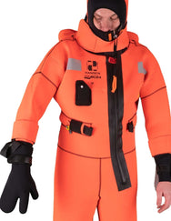 Hansen Protection SeaEco+ Solas Immersion Suit 82608– SeaEco+ is a further development of our SeaEco immersion suit. The major difference is that this suit is certified for use without a lifejacket. Built-in buoyancy in the collar ensures proper a floating position and adequate freeboard. Vacuum packing saves space and extends the mandatory service interval, which in turn makes this suit excellent value. – Now available at MTN Shop EU. - imagen 9